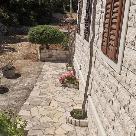 Cozy Robinson Crusoe-style House بيت للعطل *